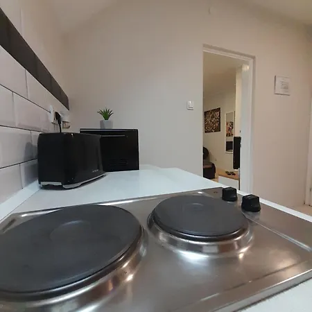 Cool & Cozy Center Apartment *