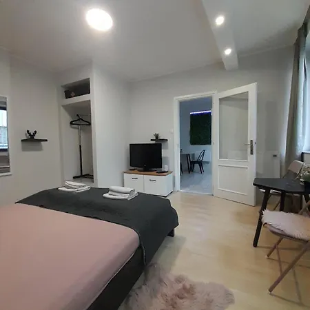 Cool & Cozy Center Apartment