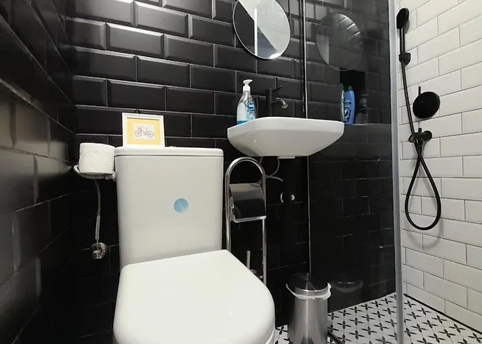 Cool & Cozy Center شقة